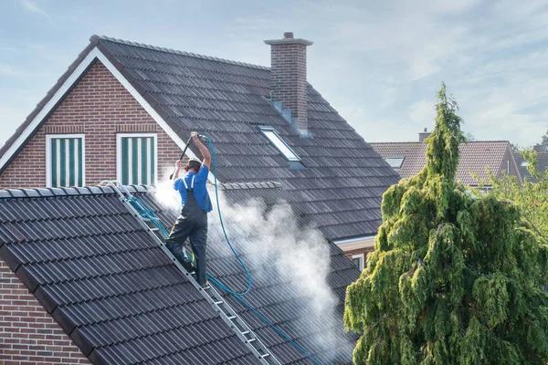 10 conseils essentiels pour entretenir votre gouttière et préserver votre habitation