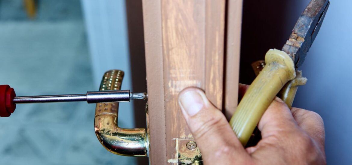 7-Réparer les charnières et les serrures de vos portes en bois