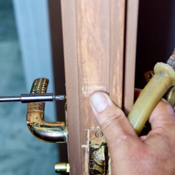 7-Réparer les charnières et les serrures de vos portes en bois