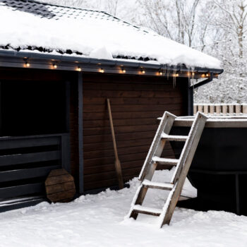 Déneigement professionnel vs DIY : que choisir pour votre toit ?