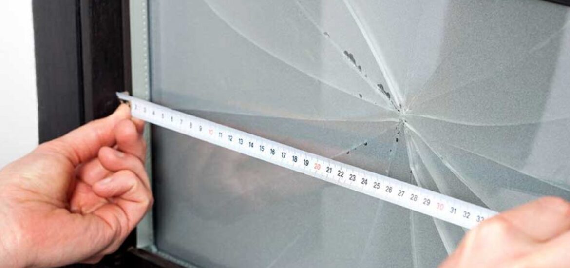 'une vitre brisée dans une fenêtre