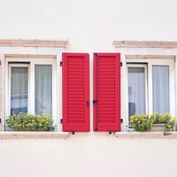 Guide pratique pour réparer les volets en bois : étapes essentielles et outils nécessaires