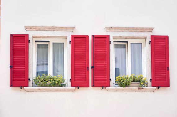 Guide pratique pour réparer les volets en bois : étapes essentielles et outils nécessaires