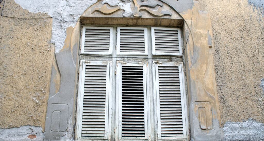 Comment réparer la pourriture du bois sur vos portes et fenêtres : guide pratique