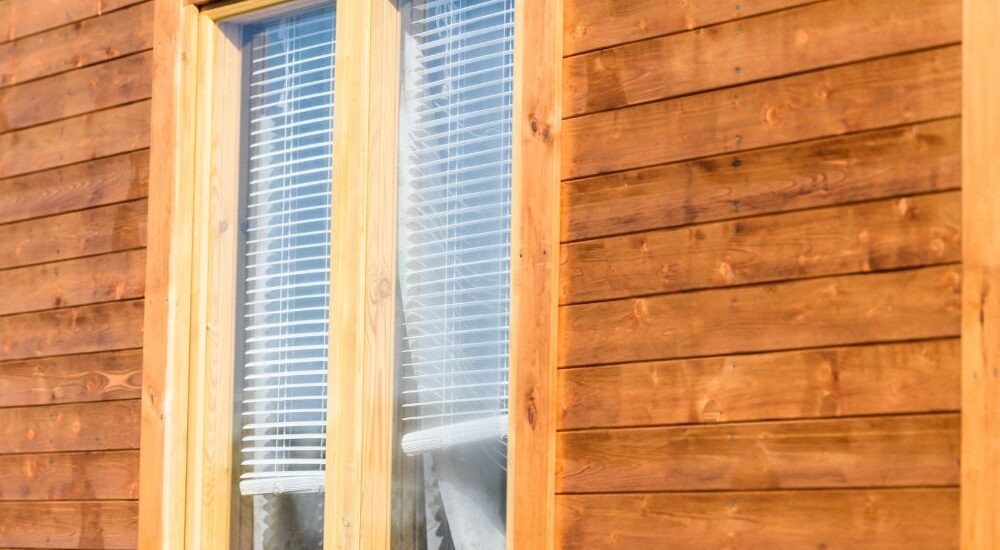 DIY : Comment restaurer l'éclat naturel du bois sur vos portes et fenêtres ?