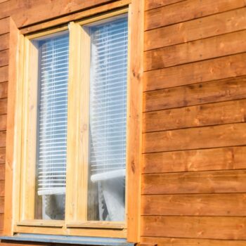 DIY : Comment restaurer l'éclat naturel du bois sur vos portes et fenêtres ?