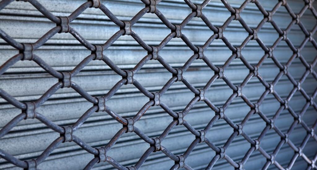 Rideaux métalliques : la solution pratique pour sécuriser et contrôler vos accès