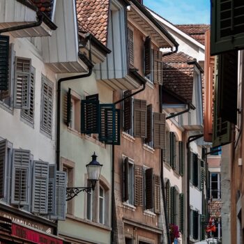 Les volets persiennes : comment les choisir pour une maison contemporaine ?