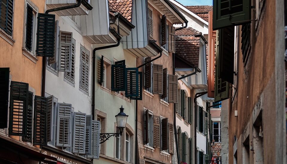 Les volets persiennes : comment les choisir pour une maison contemporaine ?