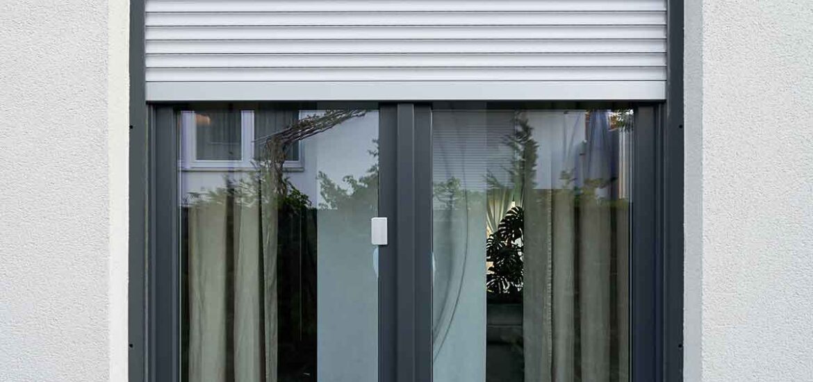 Installer des volets roulants en aluminium