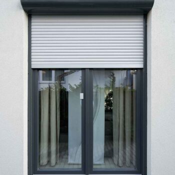 Installer des volets roulants en aluminium