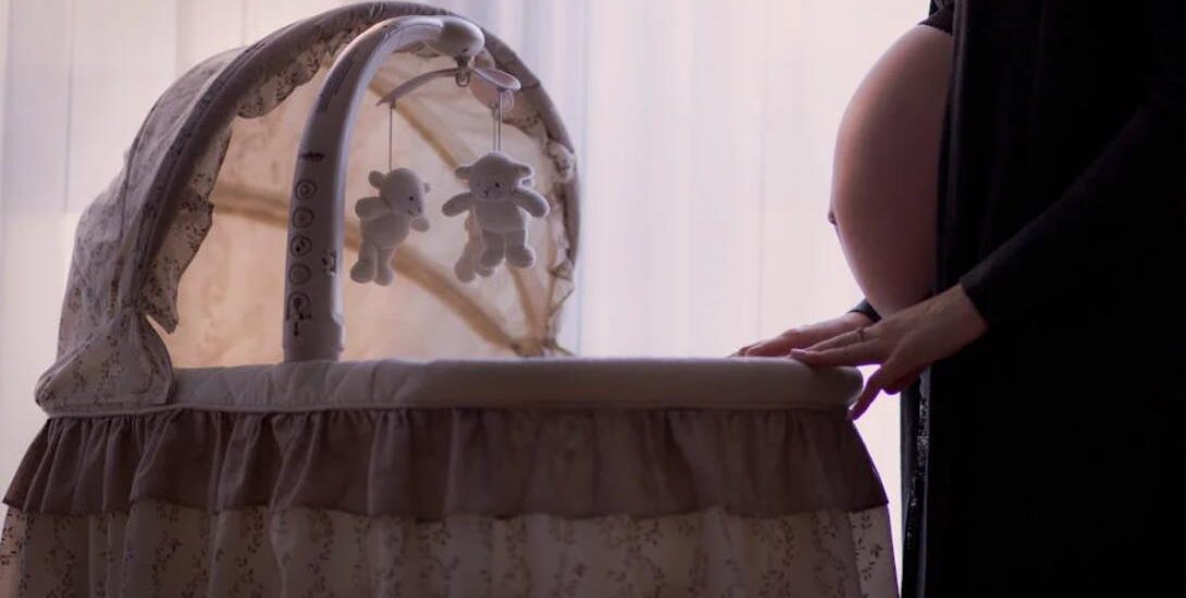 Berceau, lit à barreaux ou lit évolutif : lequel choisir pour votre bébé ?