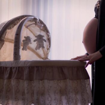 Berceau, lit à barreaux ou lit évolutif : lequel choisir pour votre bébé ?