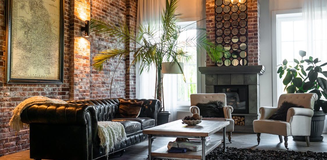 Pierre apparente et design industriel : un duo gagnant pour votre intérieur