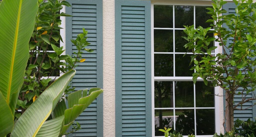 Les volets persiennes : un choix intemporel pour une maison traditionnelle