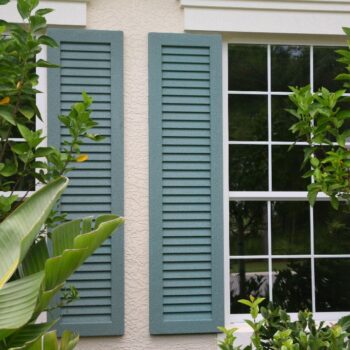 Les volets persiennes : un choix intemporel pour une maison traditionnelle